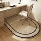 Tapis de bureau en velours sous une chaise à roulettes