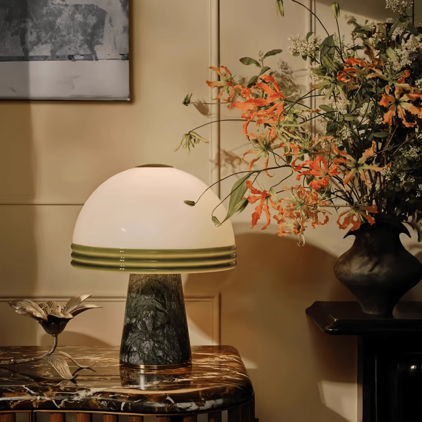 Vue rapprochée du dôme en verre blanc avec bordure verte