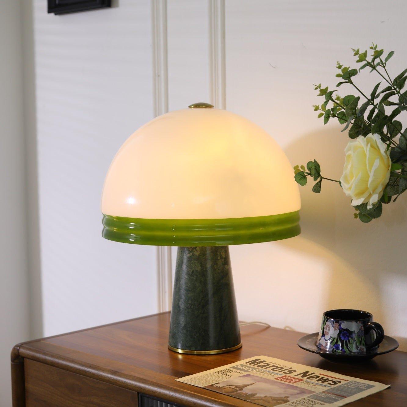 Lampe allumée, diffusant une lumière douce et chaleureuse