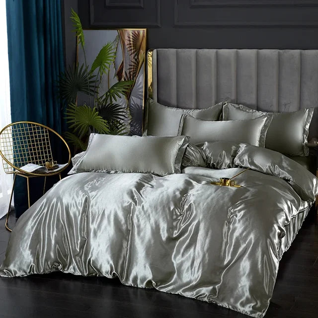 Zoom sur la texture soyeuse de la housse de couette satinée