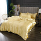 Détail des taies d'oreiller en satin de soie sur un lit
