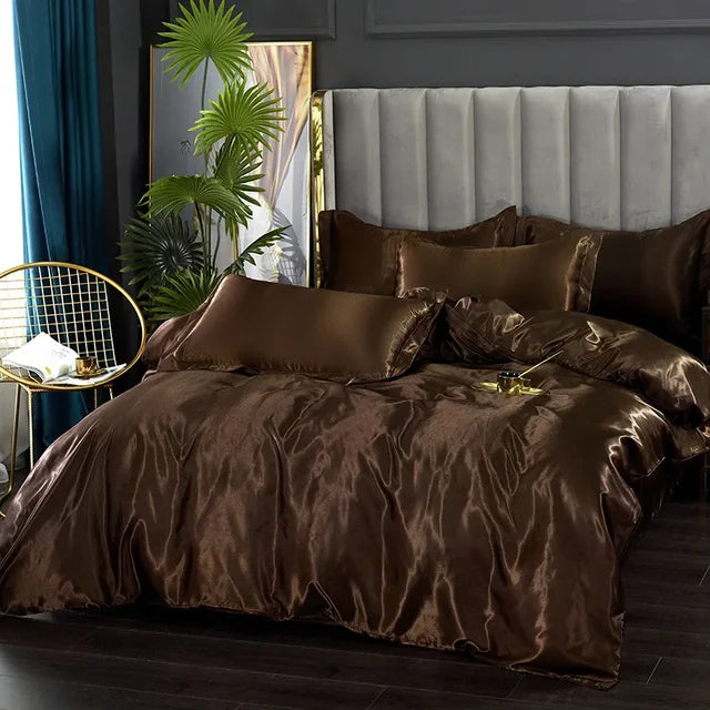Gros plan sur le drap-housse en satin de soie brillant