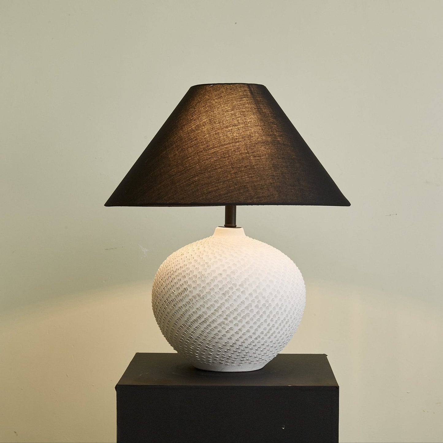 Lampe moderne sur une table en bois clair