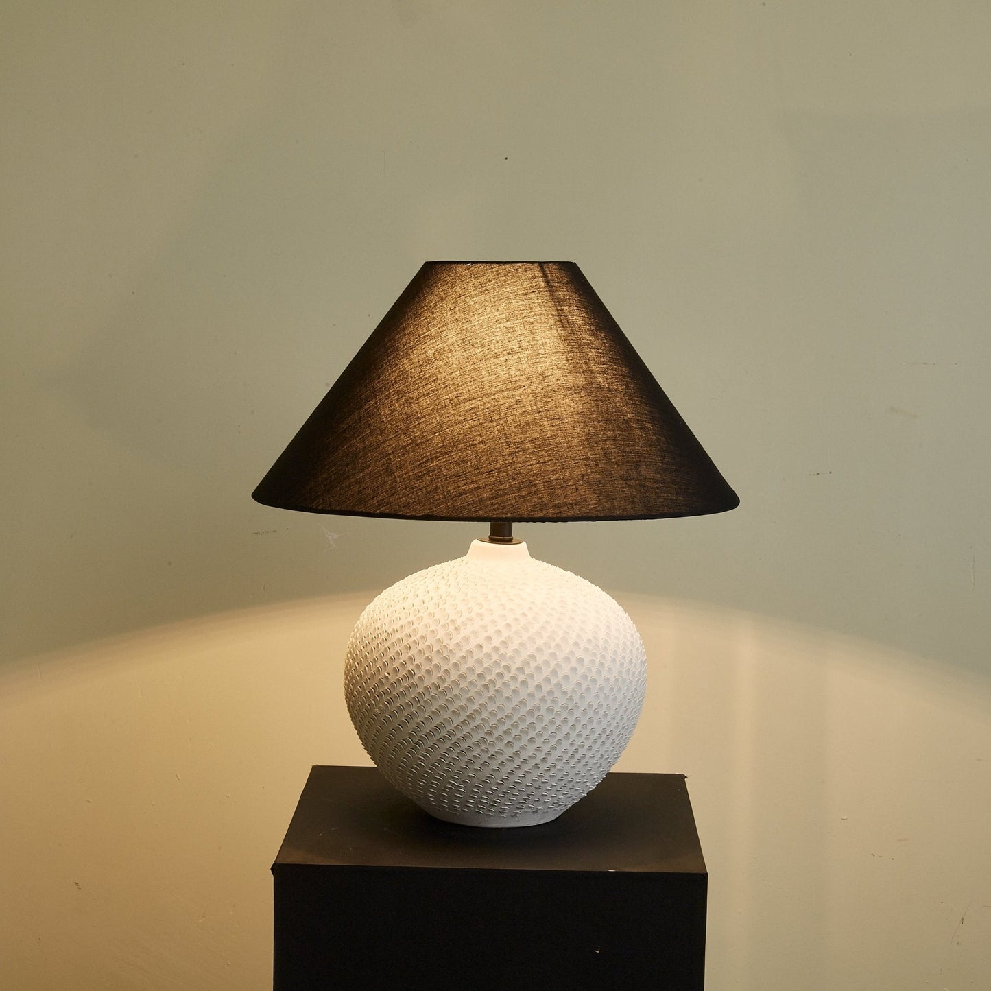 Lampe éclairée, mettant en valeur la texture sculptée