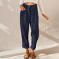 Détail de la texture velours côtelé sur le pantalon
