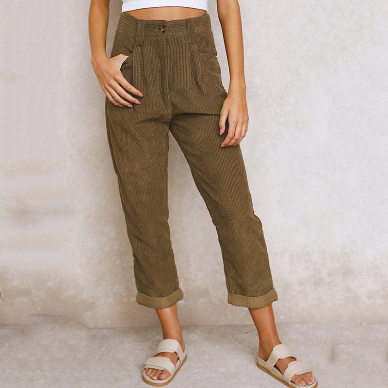 Détail des coutures sur le pantalon en velours côtelé