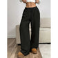 Vue latérale du pantalon en velours côtelé moderne