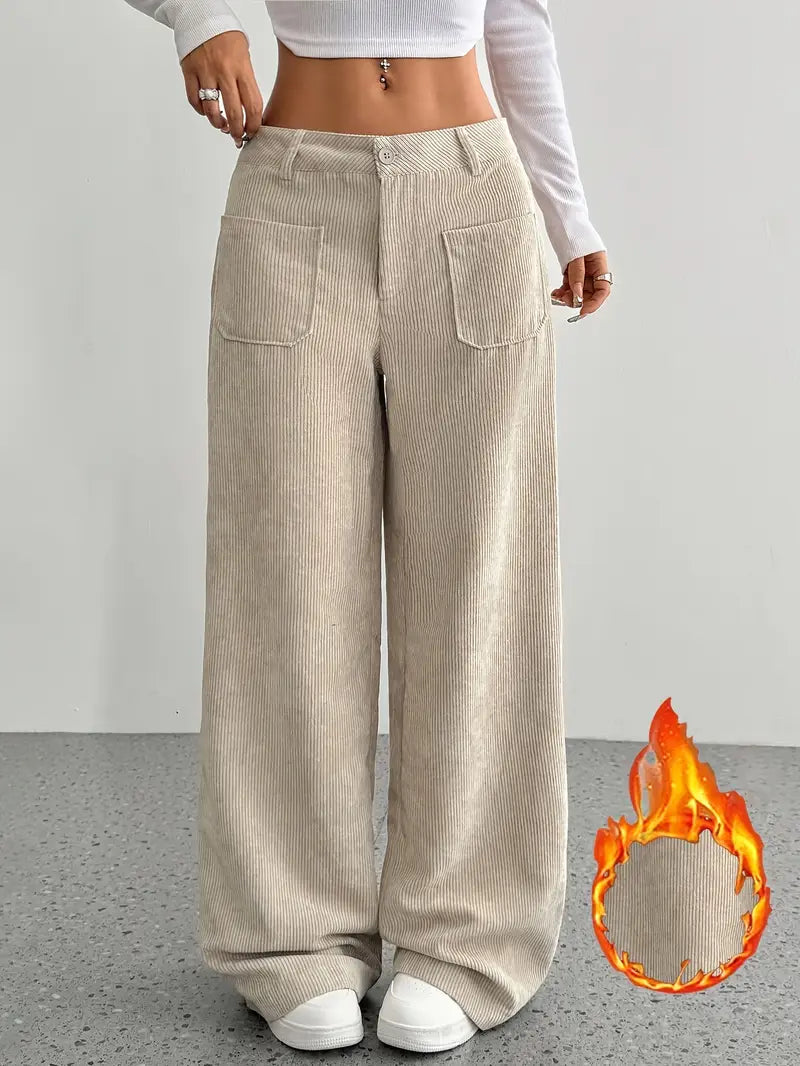 Vue de côté d'un pantalon ample en velours côtelé