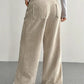 Détail de la texture velours côtelé sur pantalon large