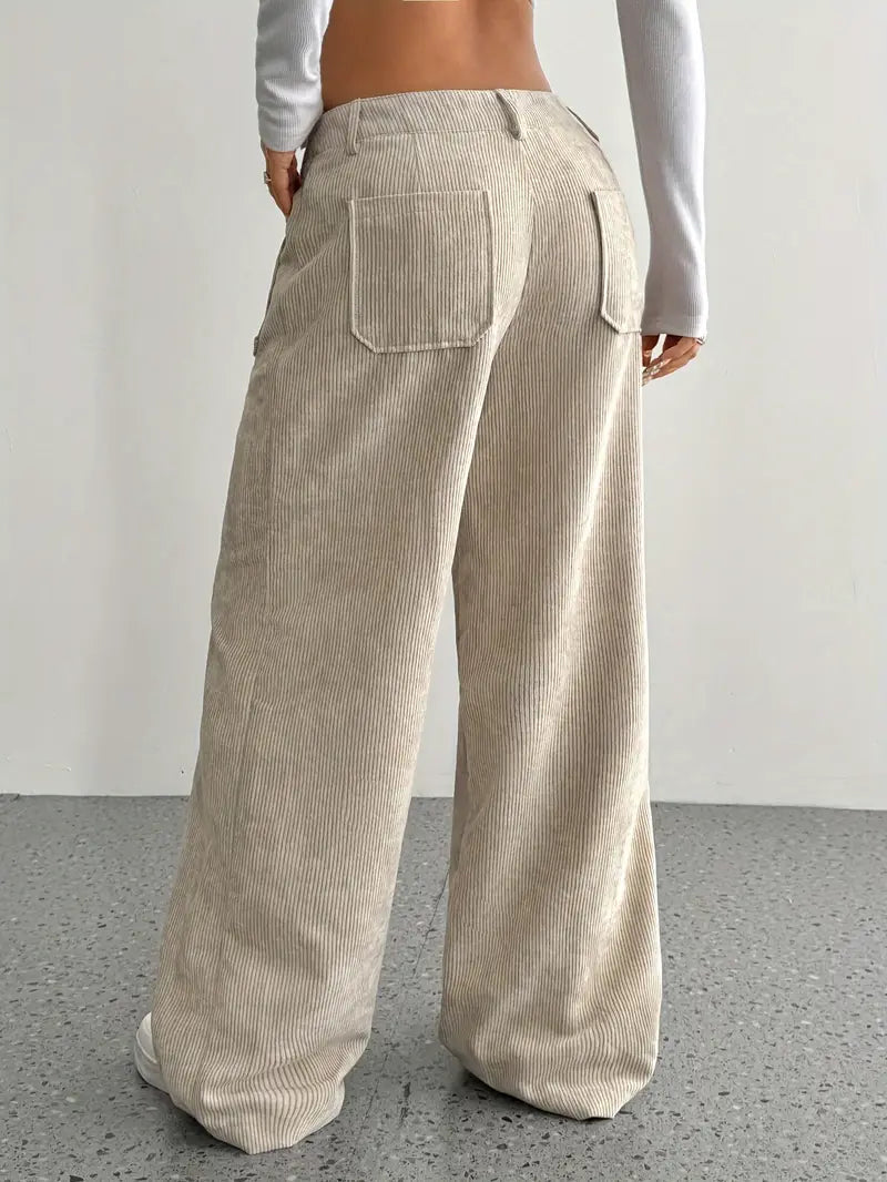 Détail de la texture velours côtelé sur pantalon large