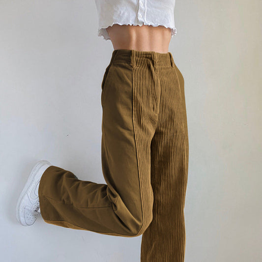 Vue arrière d'un pantalon en velours côtelé, coupe ample