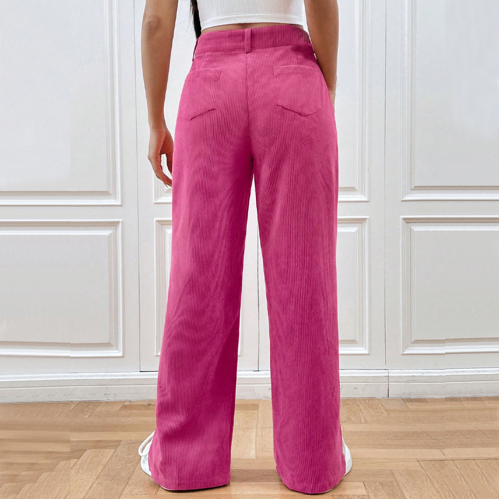 Vue de côté du pantalon en velours côtelé ample