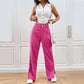 Détail des fentes latérales sur le pantalon chic
