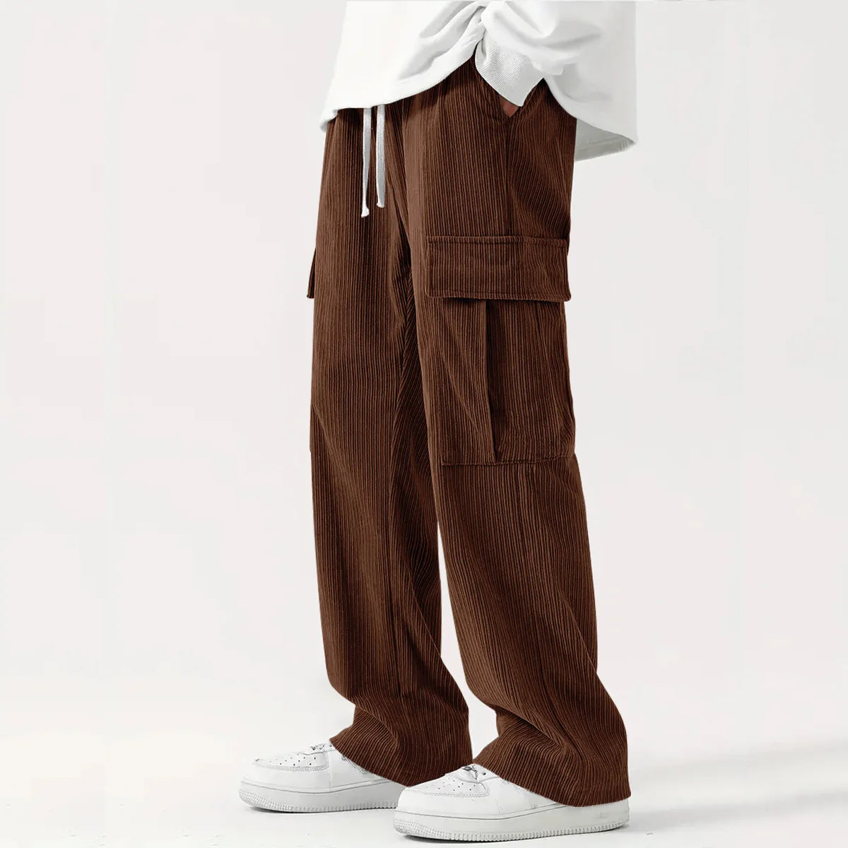 Détail de la taille à cordon d'un pantalon en velours côtelé