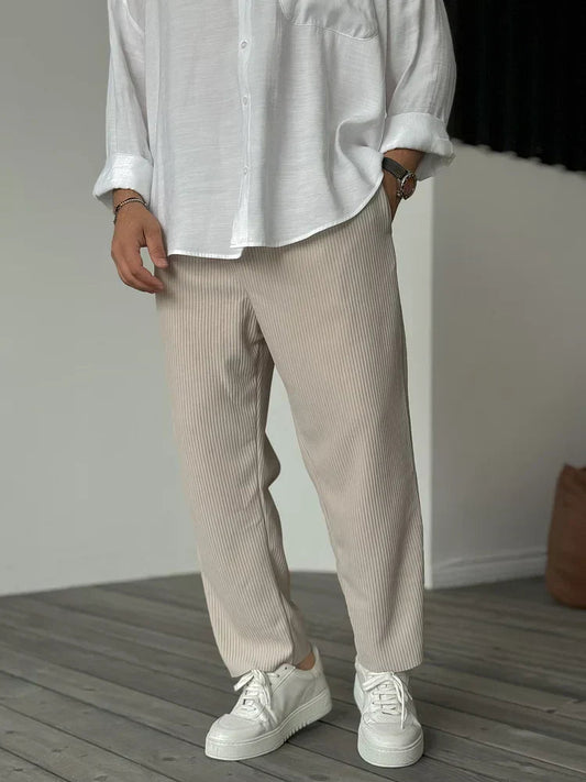 Vue latérale d'un pantalon en velours côtelé beige clair