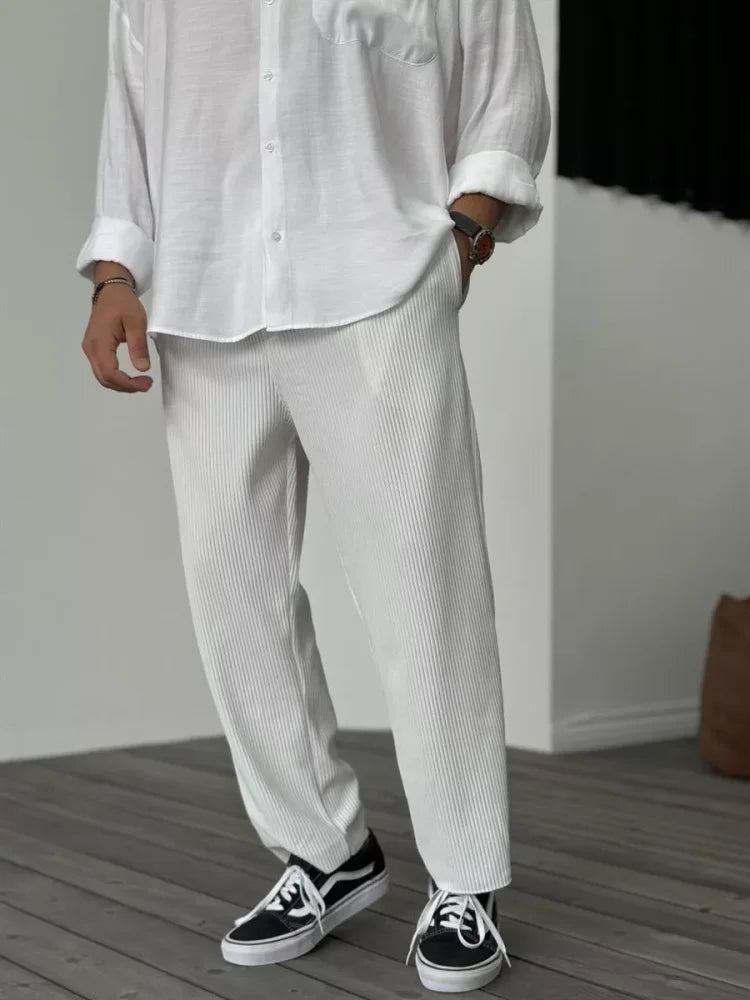 Pantalon en velours côtelé noir avec ourlets visibles