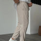 Pantalon en velours côtelé beige sur mannequin debout