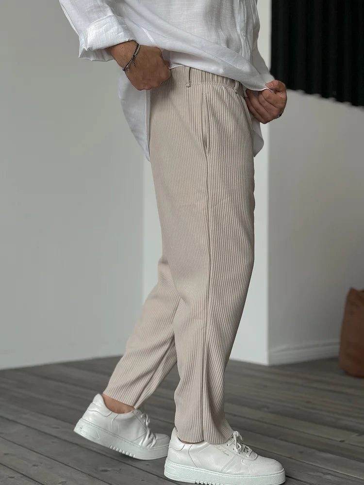 Pantalon en velours côtelé beige sur mannequin debout