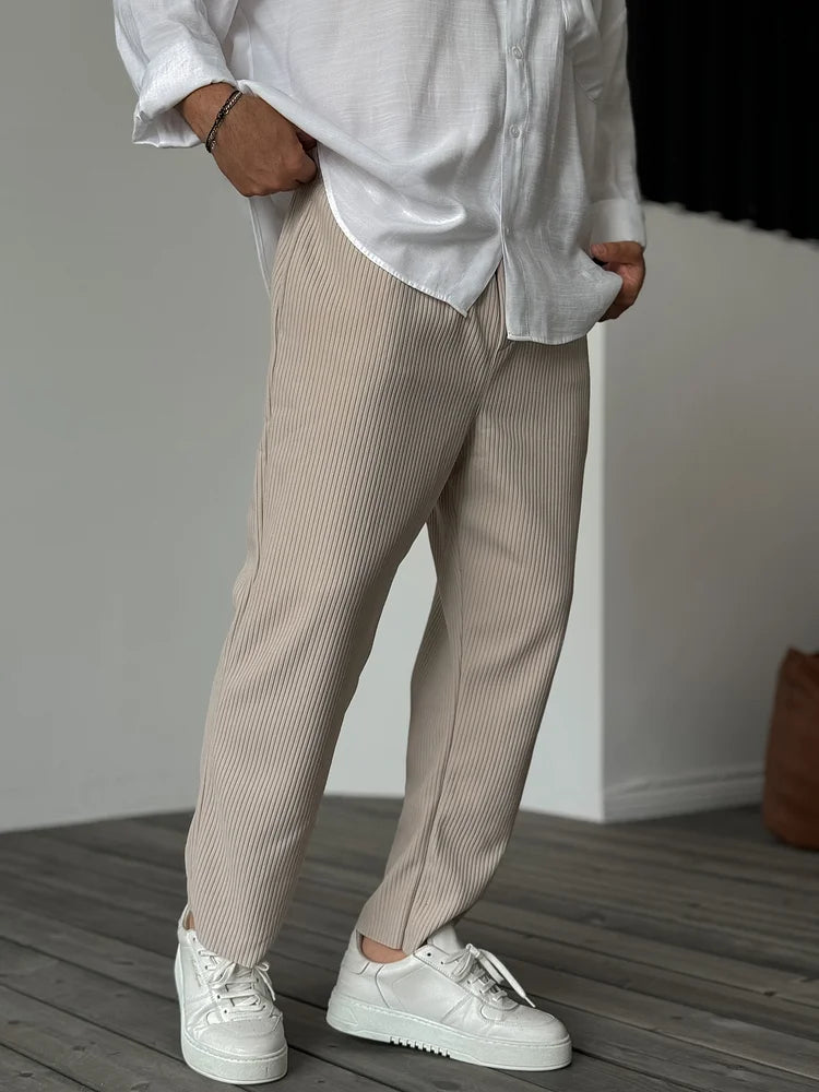 Vue arrière d'un pantalon en velours côtelé bleu marine
