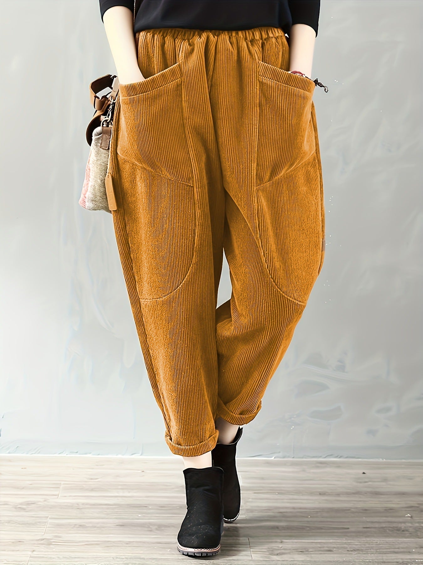 Détail des poches avant sur pantalon en velours