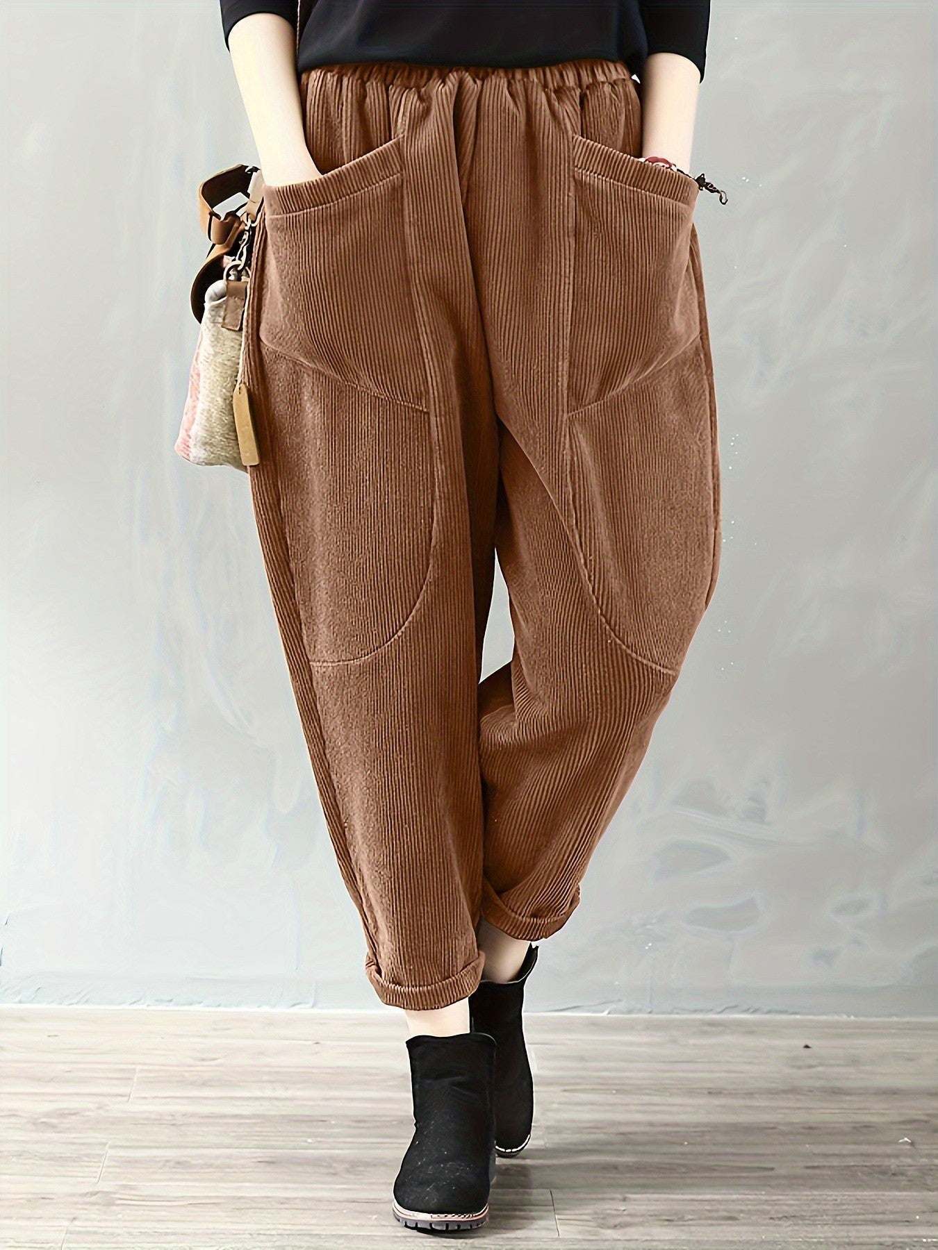 Vue latérale du pantalon en velours, coupe décontractée
