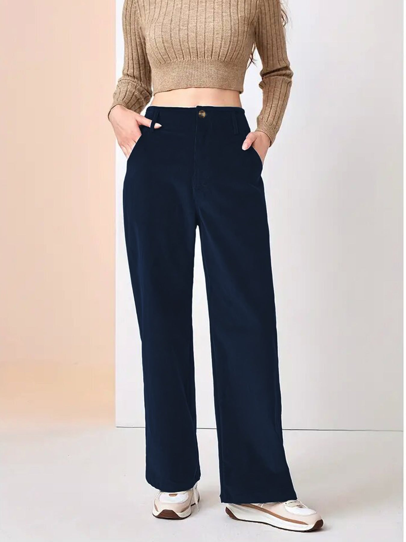 Vue latérale du pantalon large, mettant en valeur la coupe