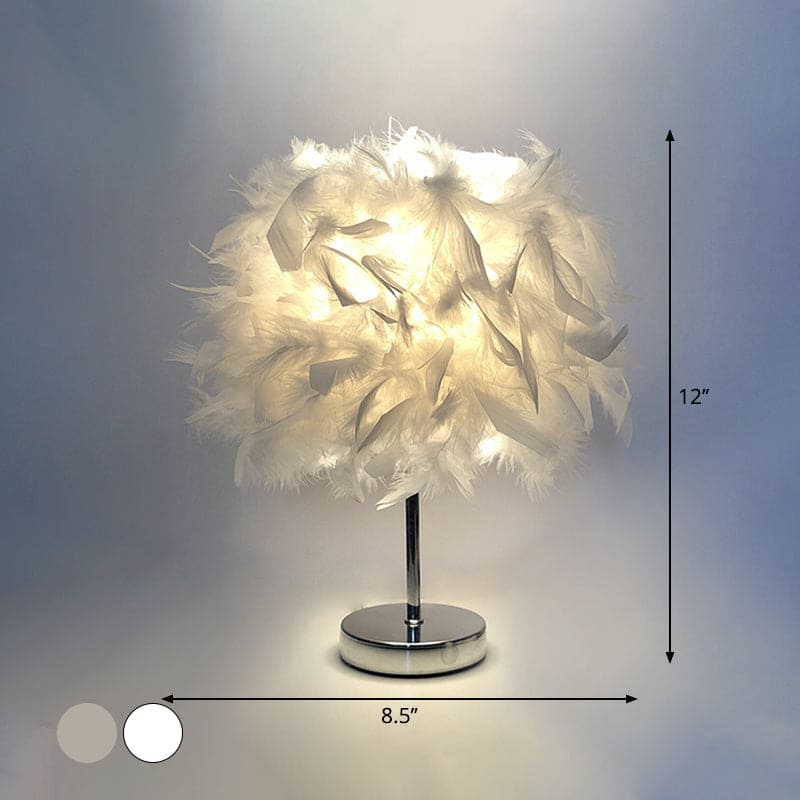 Gros plan sur les plumes blanches de la lampe