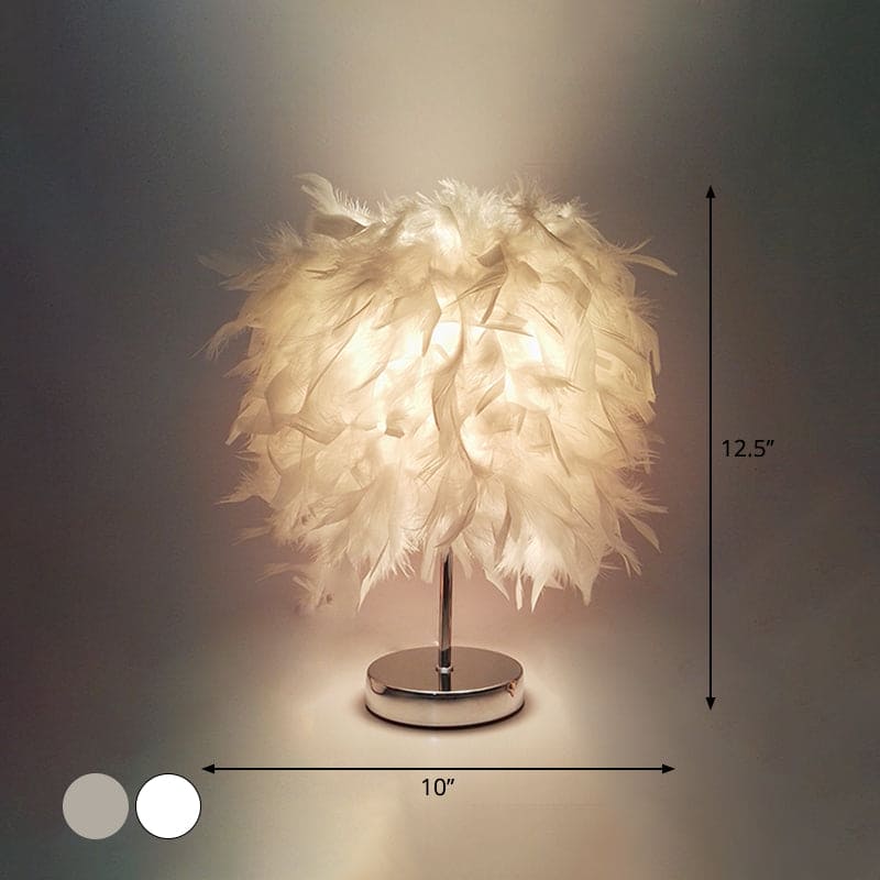 Lampe globe en plumes dans un salon moderne