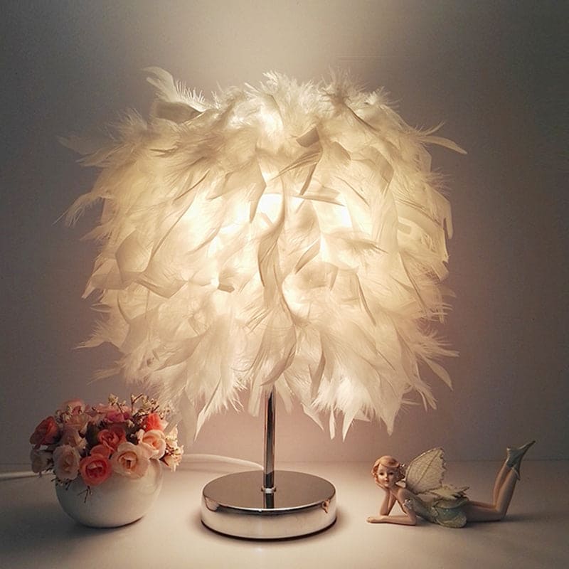 Lampe en plumes posée sur une table de nuit