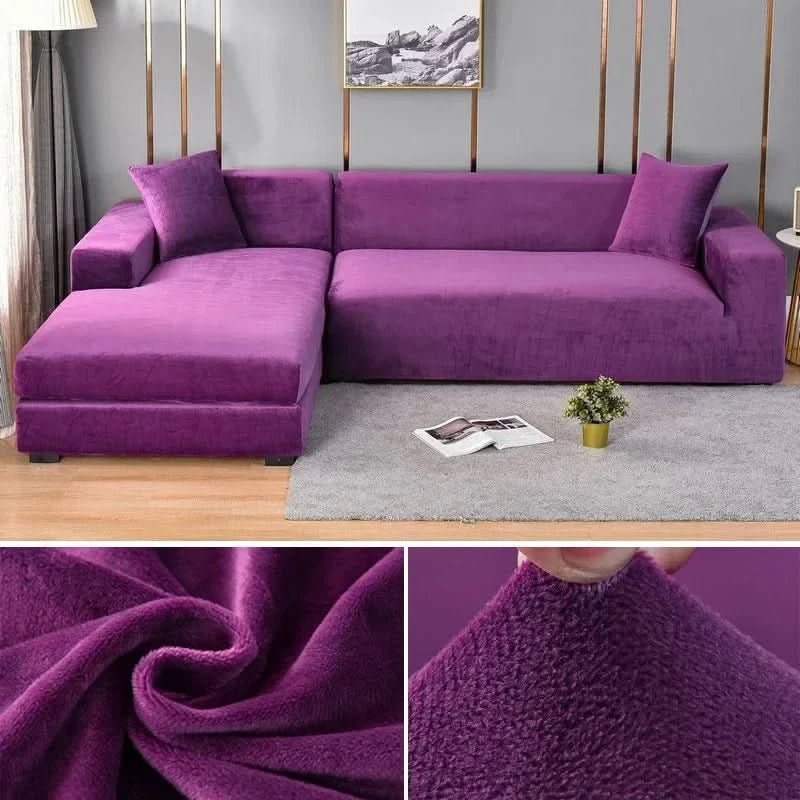 Housse ajustée sur un canapé d'angle dans un salon lumineux