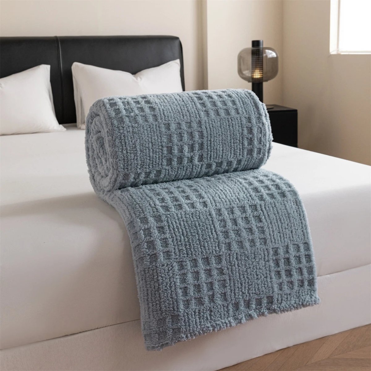 Couverture en velours sur un fauteuil, créant une ambiance cosy