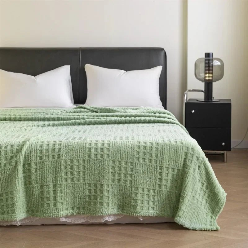 Couverture en velours pliée, montrant sa texture épaisse