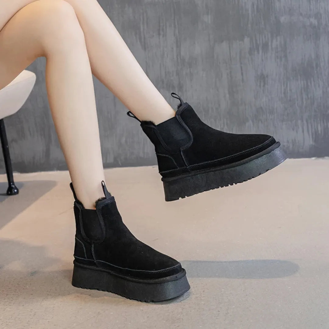 Vue arrière des bottines noires en suède chic