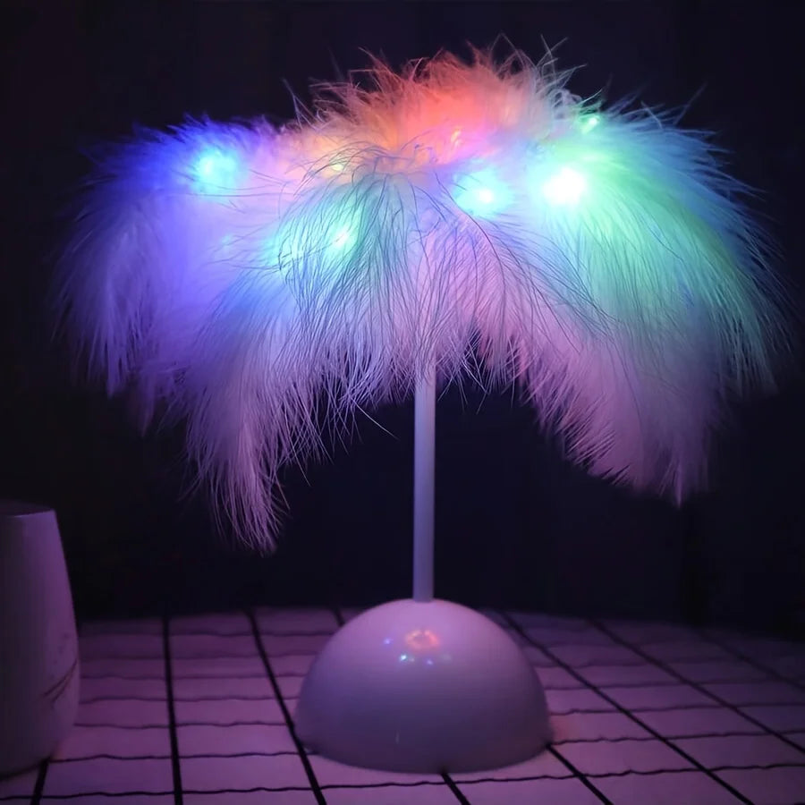 Lampe décorative en plumes dans un salon moderne