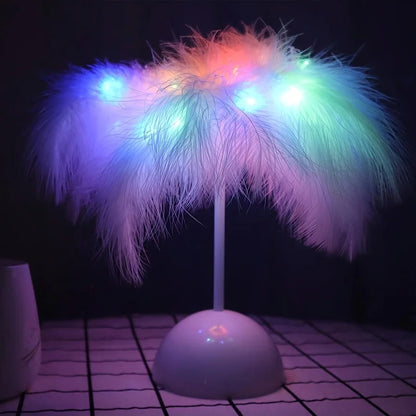 Lampe décorative en plumes dans un salon moderne