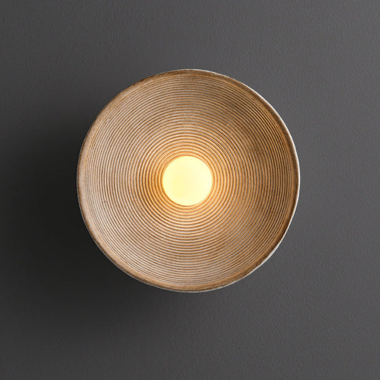 Lampe murale en bois installée dans un intérieur moderne