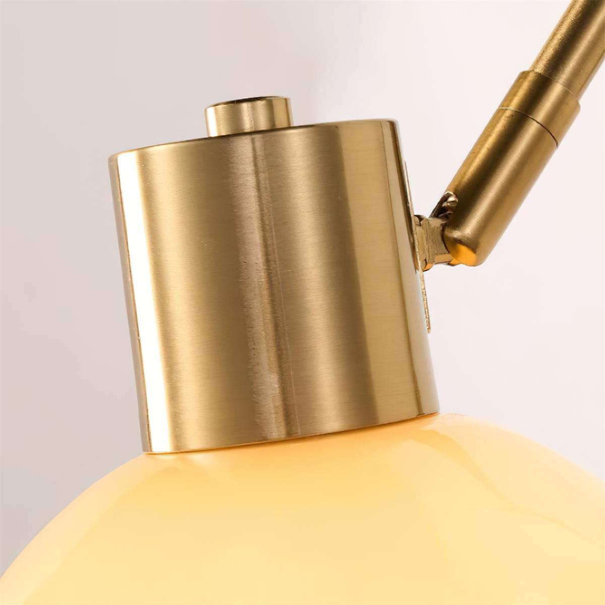 Globe en verre ambre éclairé, créant une atmosphère cozy