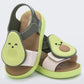 Chaussures enfant avec motif fraise sur fond blanc