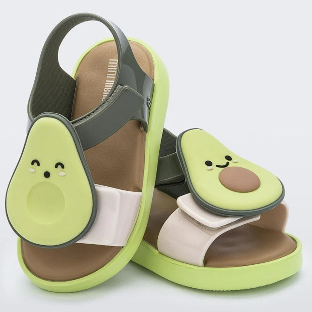 Chaussures enfant avec motif fraise sur fond blanc
