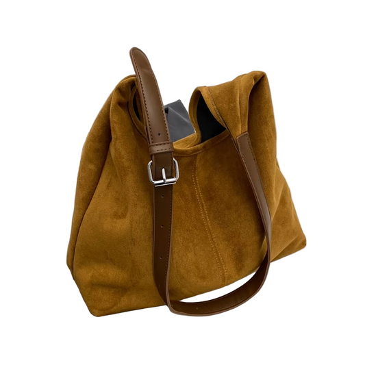 Sac à main en daim porté à l'épaule, vue en situation