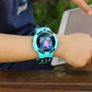 Vue arrière de la montre, boîtier en plastique robuste