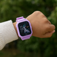 Montre enfant affichant l'heure sur un écran numérique clair