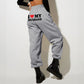 Vue latérale d'un pantalon imprimé taille haute pour femmes