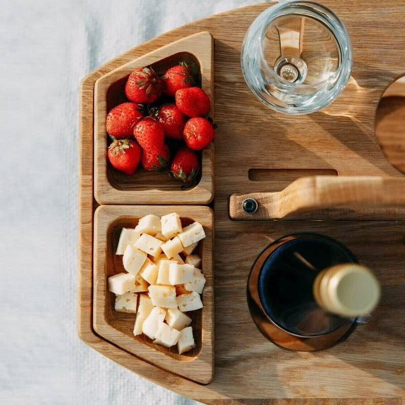 Table à vin pliable en bois avec verres et bouteille