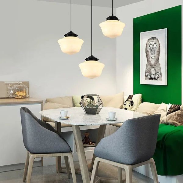 Lampe en verre opale éclairée, lumière diffuse