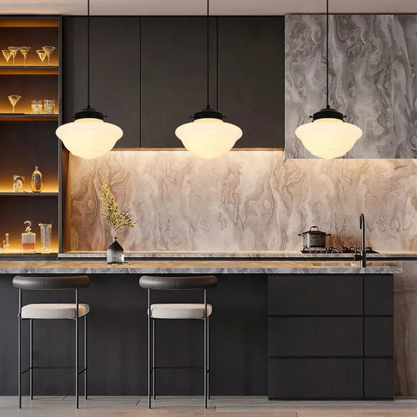 Vue latérale de la lampe en verre opale