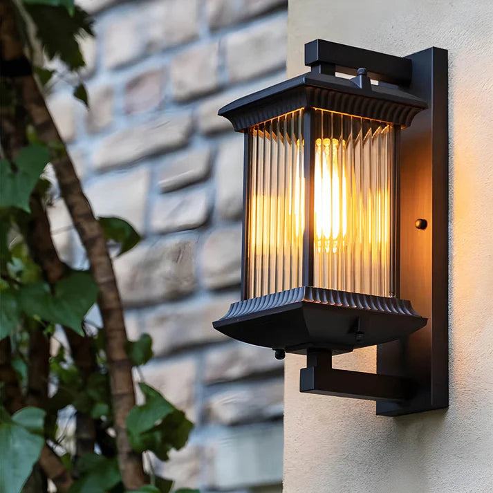 Applique murale installée sur un mur extérieur en soirée
