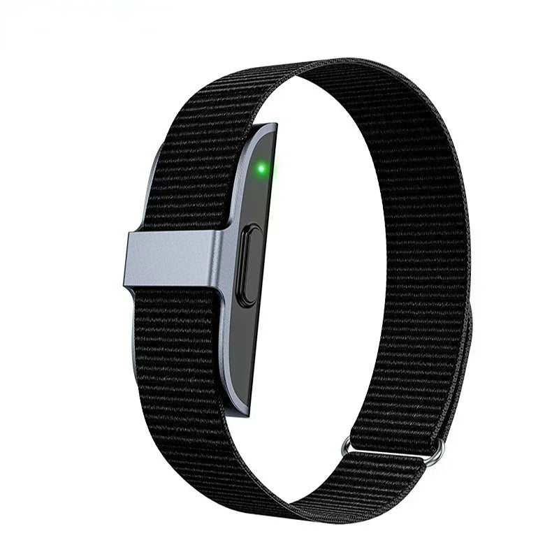 Tracker de fitness étanche affiché sur un poignet en gros plan
