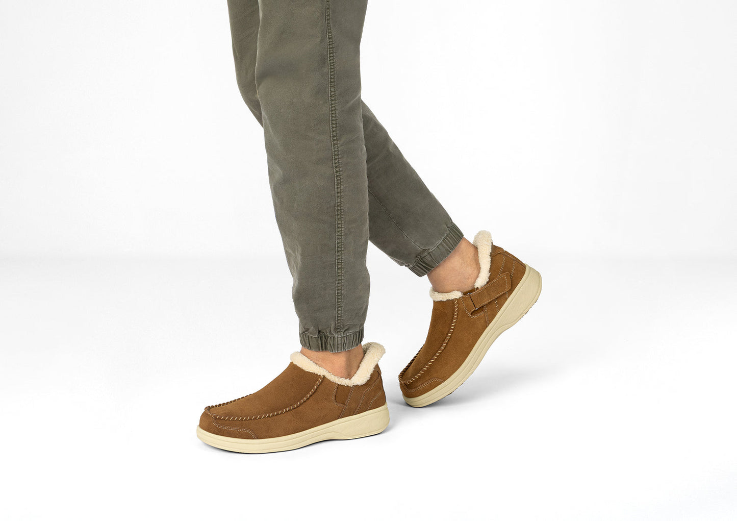 Pantoufle en suède châtaigne avec doublure en fausse fourrure