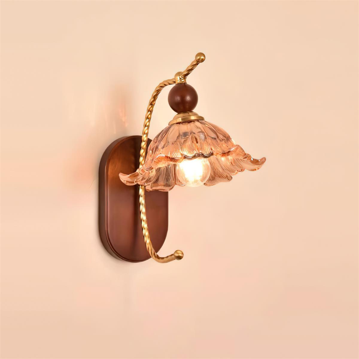 Gros plan sur l'abat-jour en forme de fleur ambre